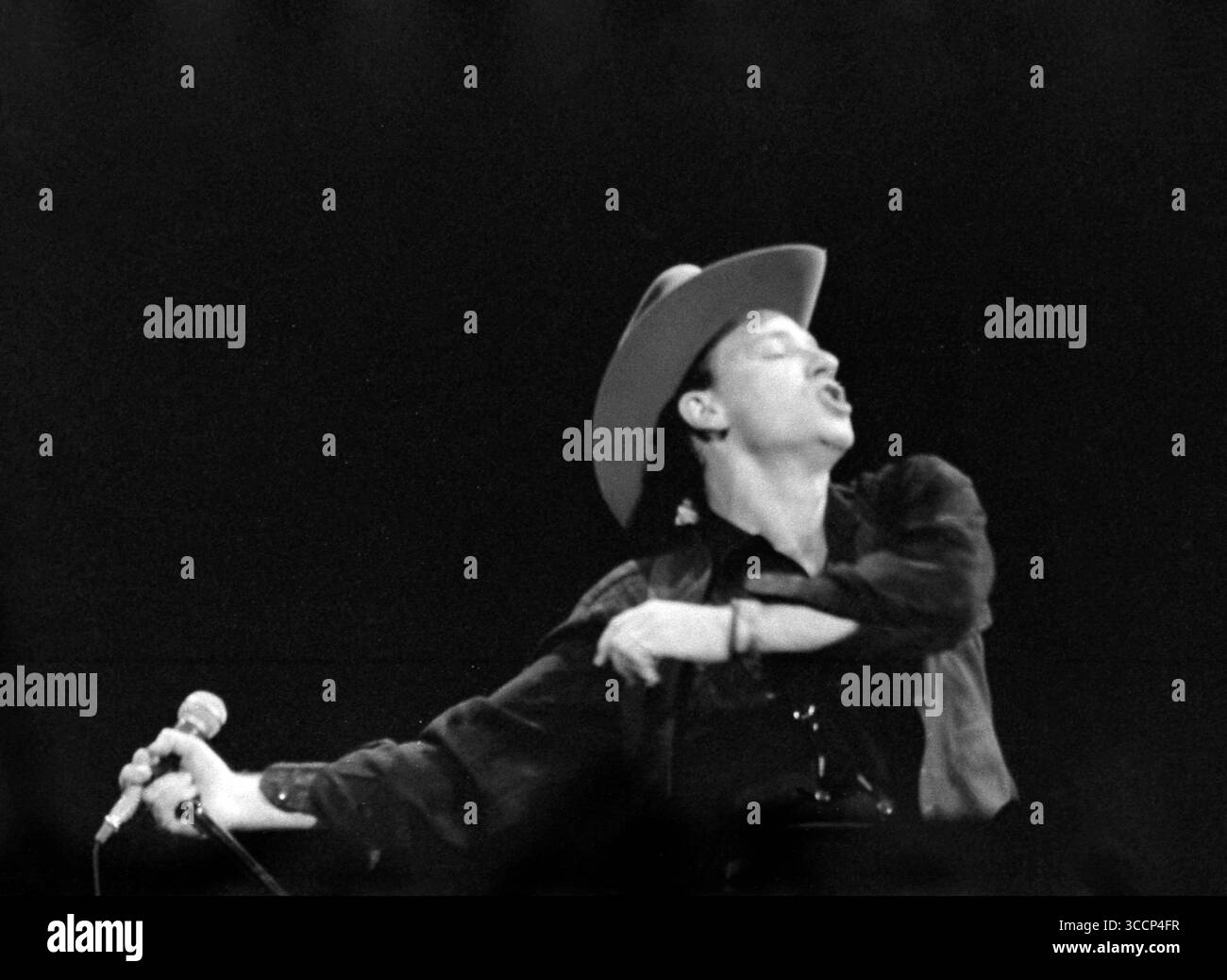 Tampa, Floride, États-Unis : U2 - BONO Playing Tampa Stadium - Dec. 5, 1987 (crédit image : © Christopher Helton via ZUMA Press Wire) Banque D'Images