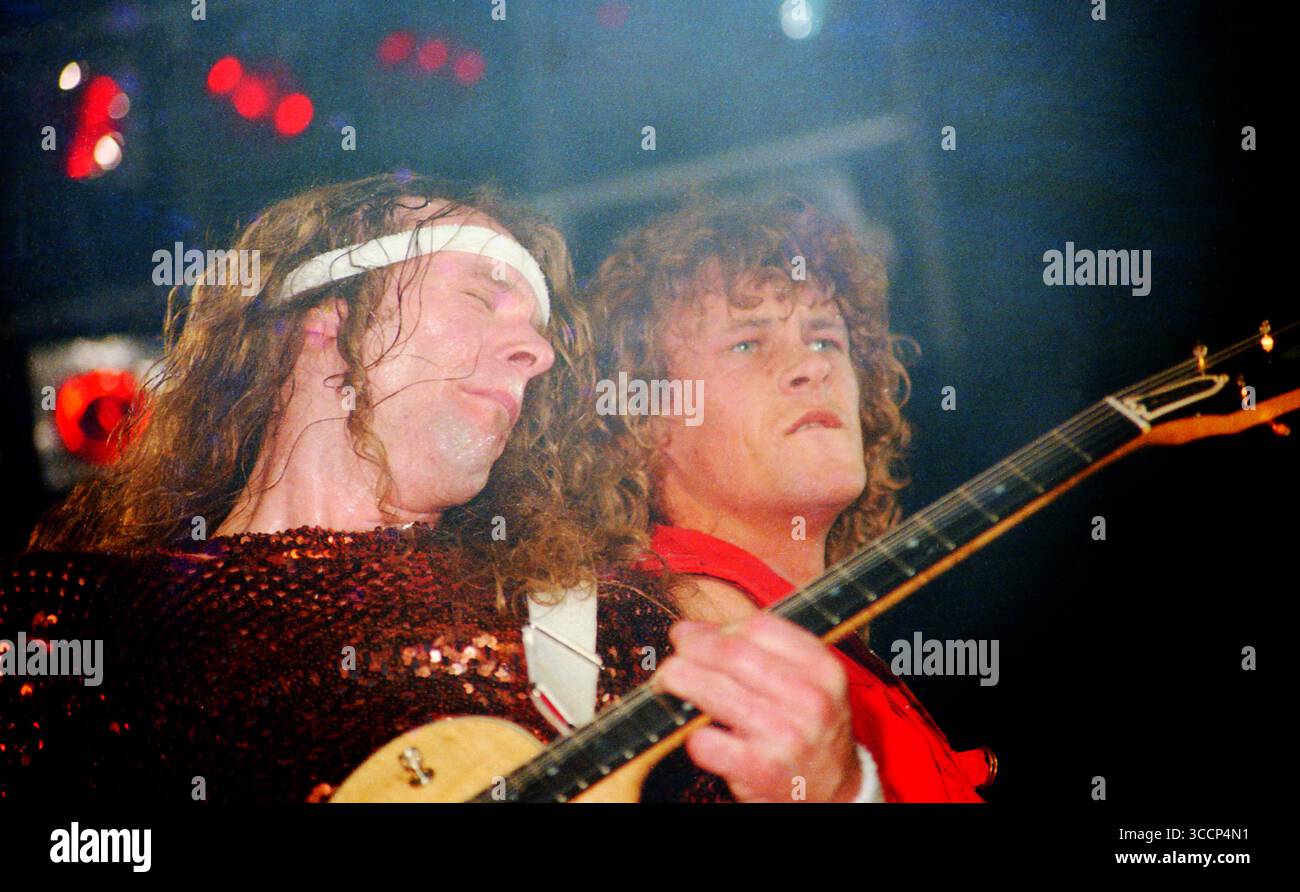 Fern Park, Floride, États-Unis : TED NUGENT-BRIAN HOWE performig pendant le ''Penetrator Tour''-Orlando Jai Alai Fronton-14 avril 1984 (image crédit : © Christopher Helton via ZUMA Press Wire) Banque D'Images