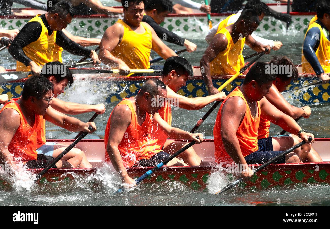 22 juin 2023, HONG KONG, CHINE : à Hong Kong, les hommes des coureurs de bateaux-dragons pagayent fort poussant les bateaux vers l'avant à la ligne de départ le jour de Duan Wu Jie ( Festival des bateaux-dragons ) pour célébrer la fête traditionnelle chinoise.22 juin-2023Hong Kong.ZUMA/Liau Chung-Ren (crédit image : © Liau Chung-Ren/ZUMA Press Wire) Banque D'Images