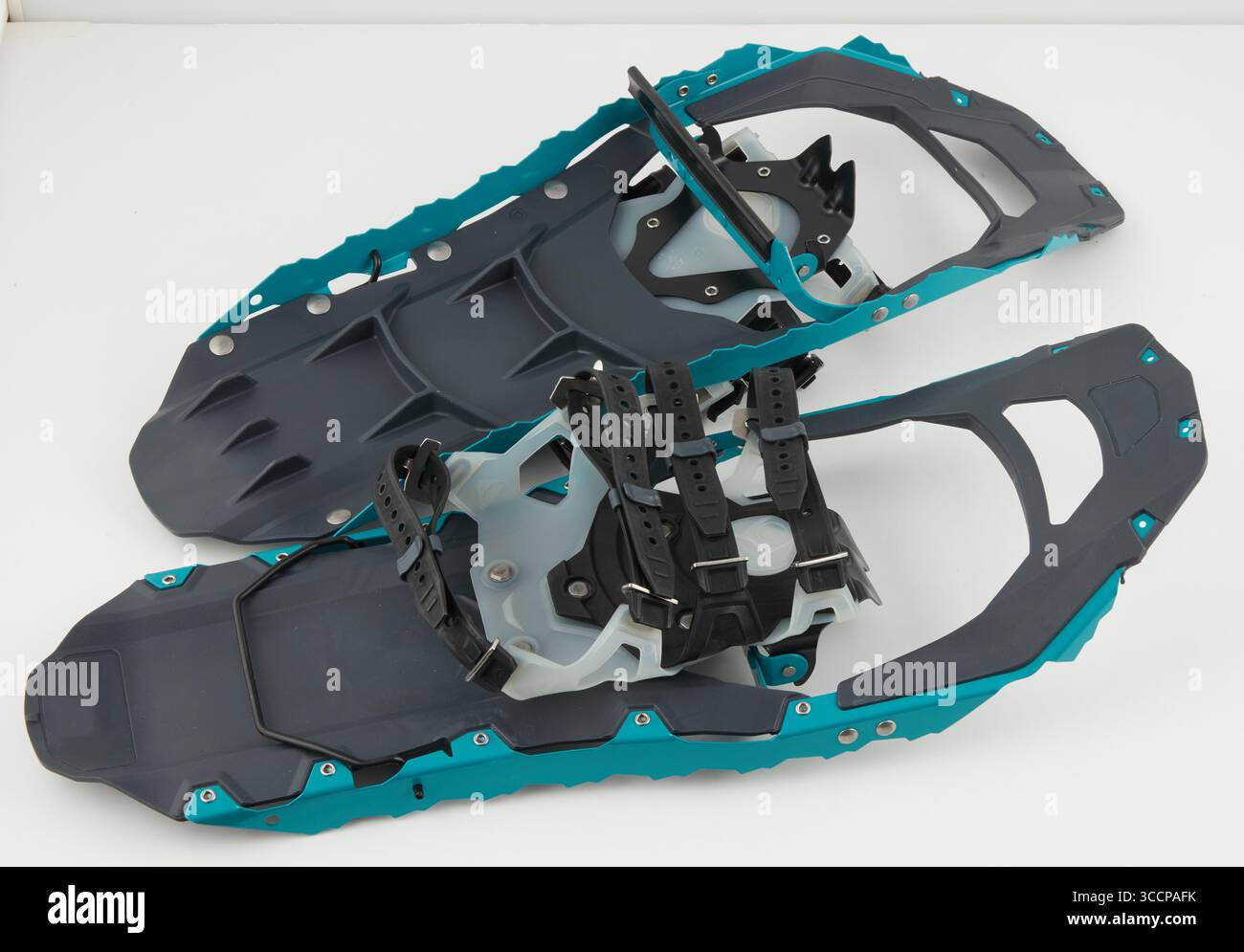 Bottes de neige gauche, coin supérieur droit en acier en aluminium bleu fond de nature isolé avec chemin de clipping Banque D'Images