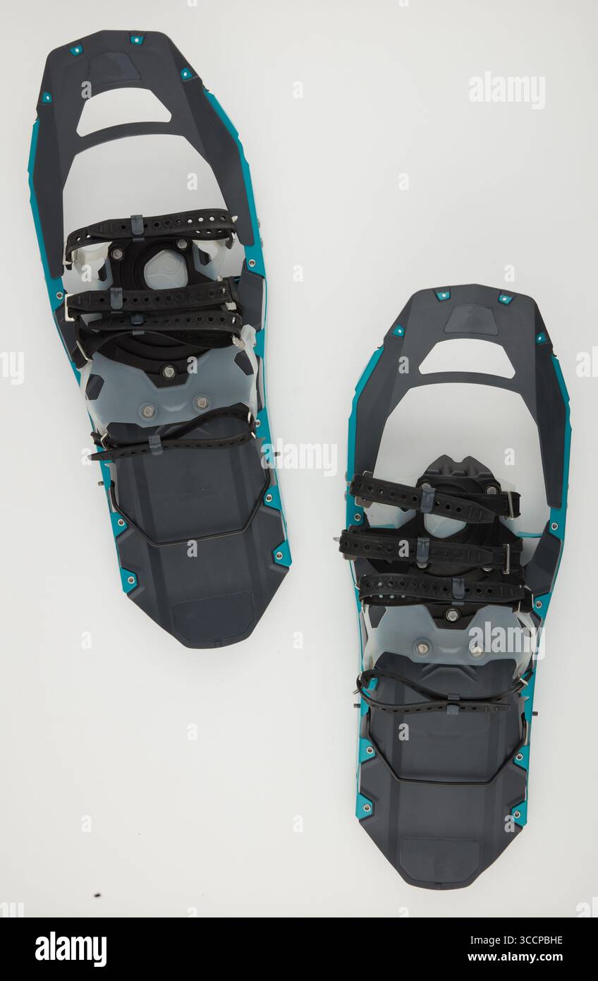 Bottes de neige gauche coin supérieur droit en acier en aluminium bleu vue de dessus arrière-plan de la nature isolé avec chemin de clipping Banque D'Images