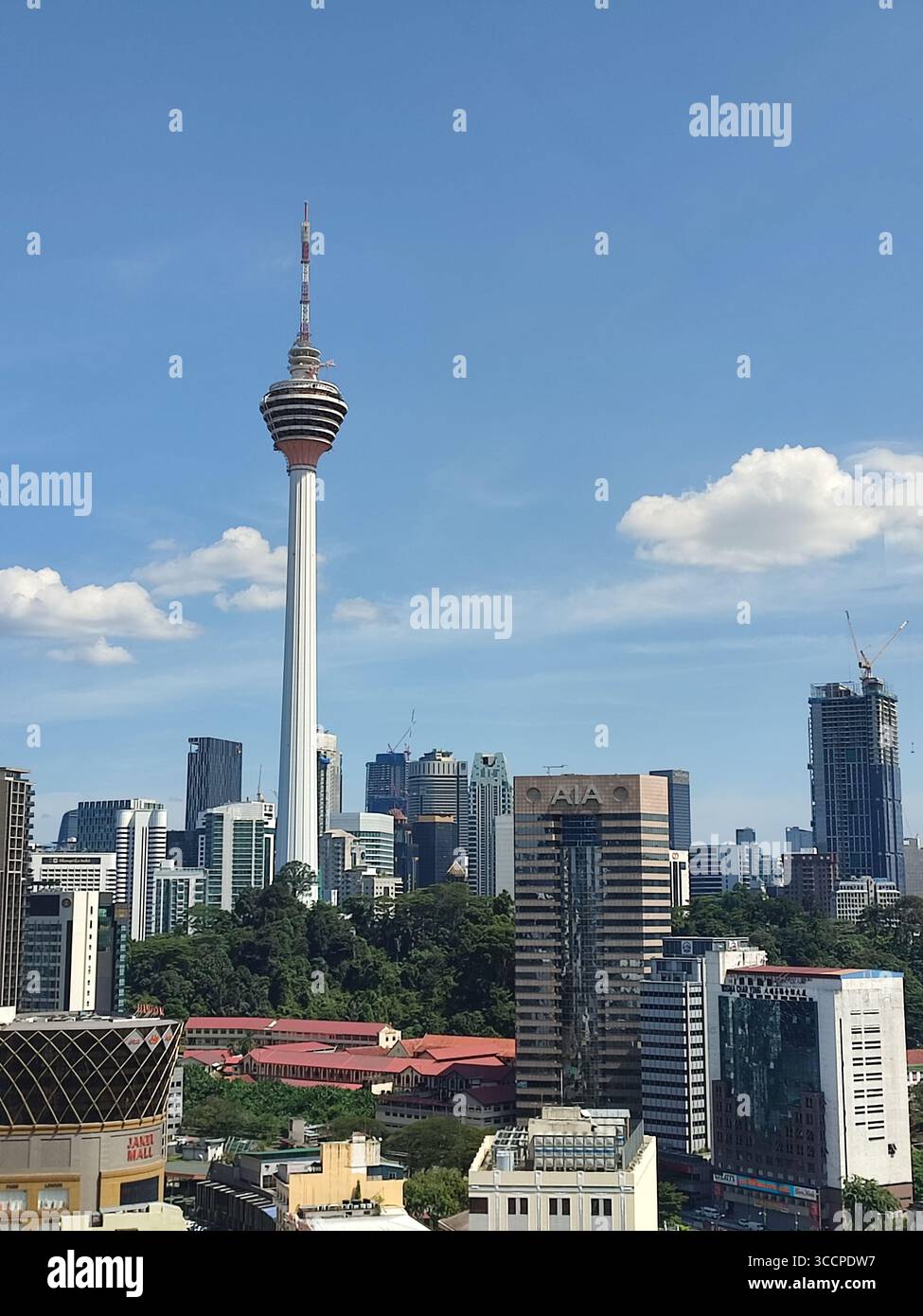 Kuala Lumpur Tower (Menara KL) contre un ciel bleu clair - Image de stock capturée avec un smartphone