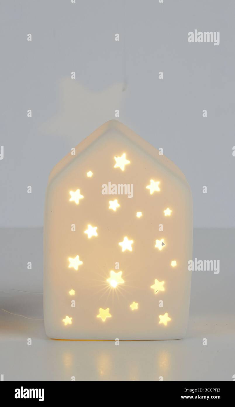 Lampe à la maison lorsque la lumière est sur fond de nature isolé avec chemin de détourage Banque D'Images