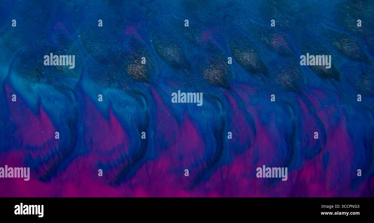 Éclaboussures de peinture. Fond néon. Particules de flux scintillantes de couleur bleu rose violet défocalisé se propageant sur l'abstraction acrylique créative. Banque D'Images