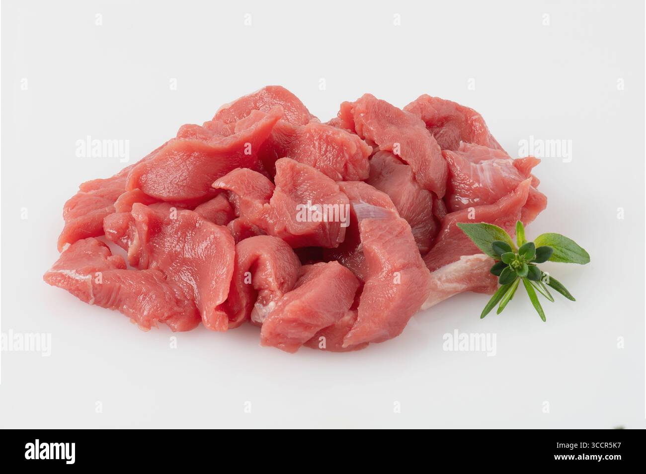 Viande fraîche coupée en morceaux fond de nature isolé avec chemin de découpage Banque D'Images