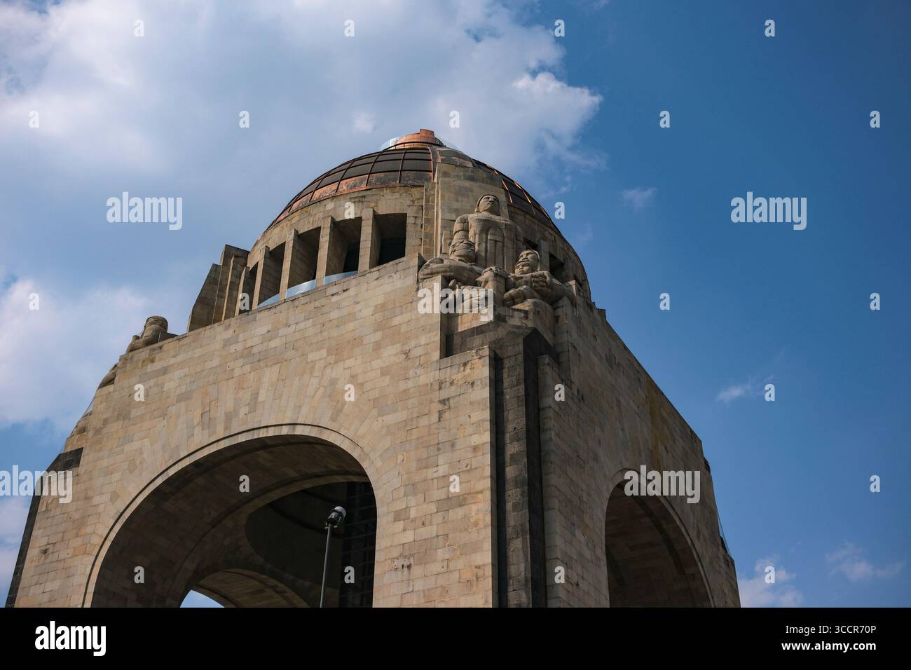 Mexico, Mexique - 3 février 2025 : le Monument à la Révolution par l'architecte français Émile Bénard. Le monument est un arc commémoratif. Banque D'Images