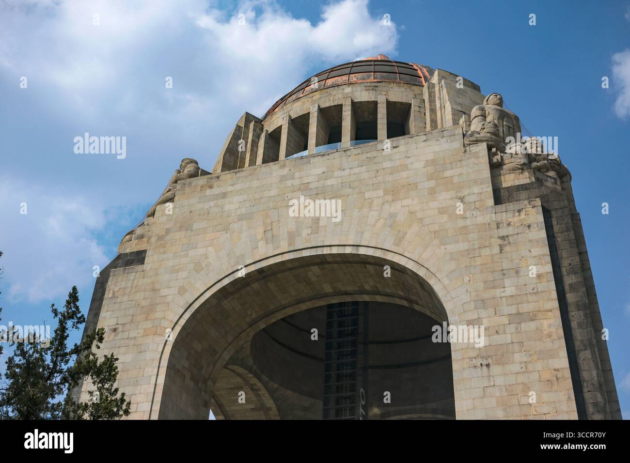 Mexico, Mexique - 3 février 2025 : le Monument à la Révolution par l'architecte français Émile Bénard. Le monument est un arc commémoratif. Banque D'Images