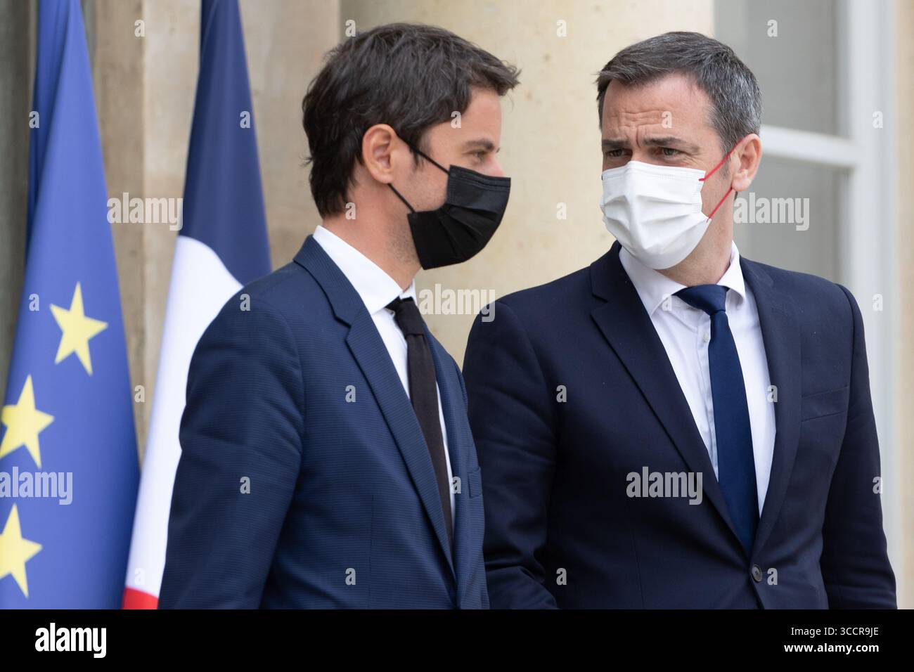 28 avril 2021, Paris, Ile-de-France (région, France : M. Gabriel ATTAL, porte-parole du Gouvernement et le ministre de la solidarité et de la santé, Olivier Veran, à la sortie du Conseil des Ministres, à l'Elysée le 28 avril 2021. (Crédit image : © Sadak Souici/ZUMA Press Wire) Banque D'Images