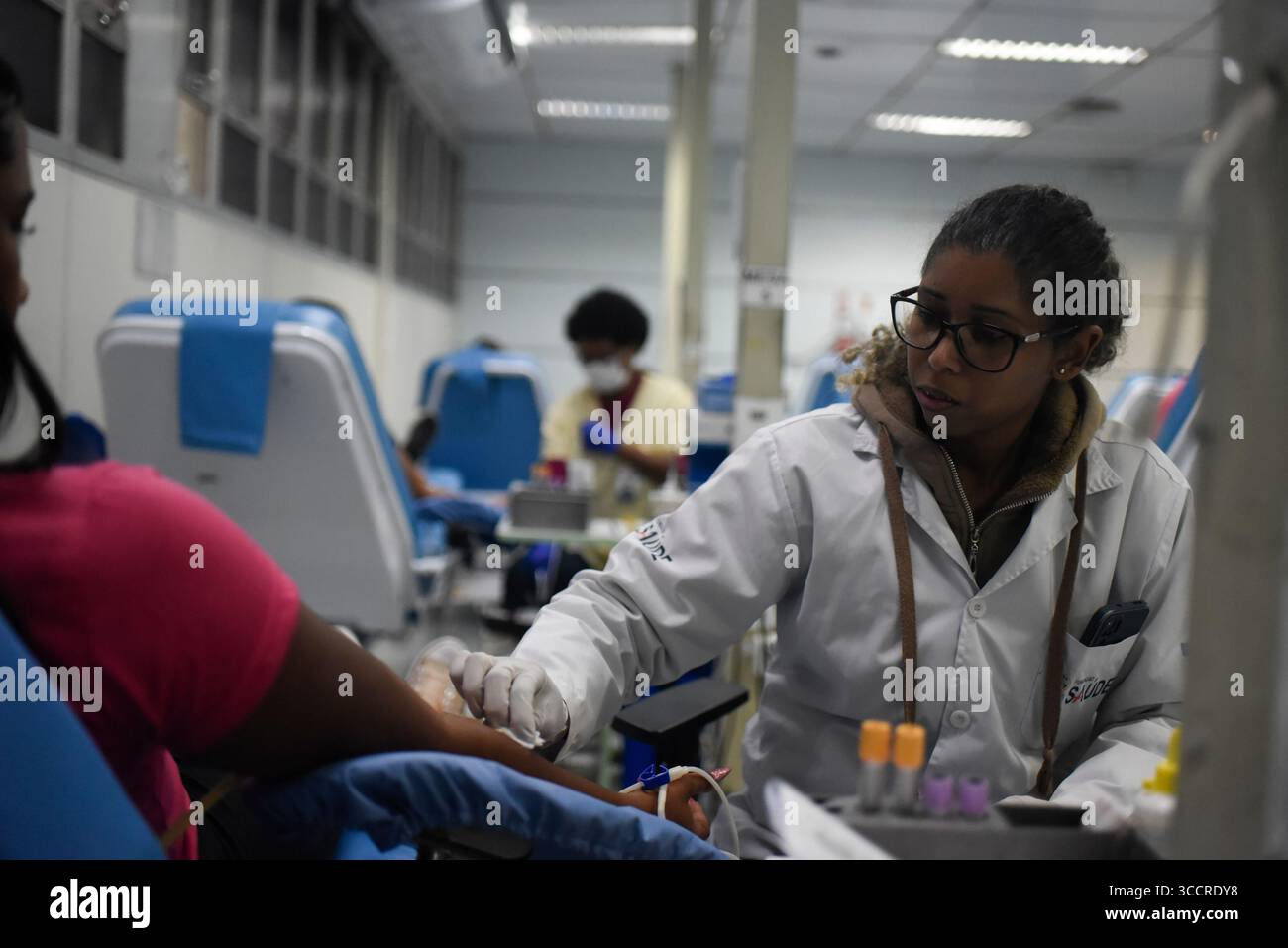 13 juin 2023 : RIO DE JANEIRO, BRÉSIL 14 JUIN : le 14 juin est la Journée mondiale du donneur de sang, les gens qui donnent du sang à HemoRio, zone centrale de la ville, la Journée mondiale du donneur de sang est née comme une initiative pour célébrer les gens qui donnent du sang à d'autres et sensibiliser à l'importance de cette attitude..... Le 14 juin a été choisi parce que c'était l'anniversaire de Karl Landsteiner, le chercheur responsable de la classification des groupes sanguins, le système A B O, et découvreur du facteur RH. (Crédit image : © Fabio Teixeira/ZUMA Press Wire) Banque D'Images