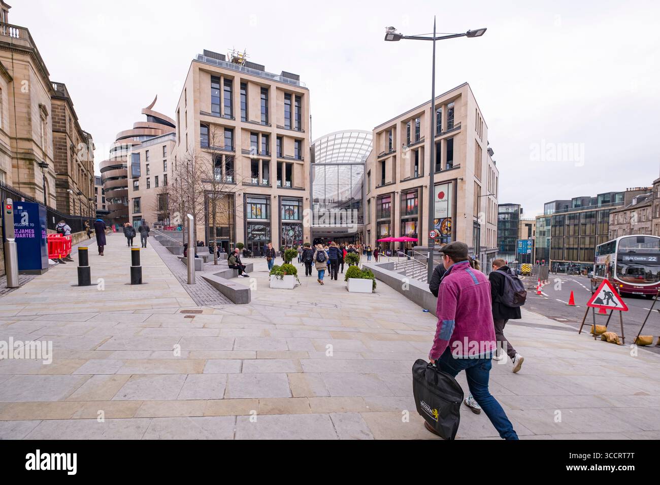 Les gens marchent devant l'entrée de Leith Street au centre commercial St James Quarter, Édimbourg, Écosse, Royaume-Uni Banque D'Images