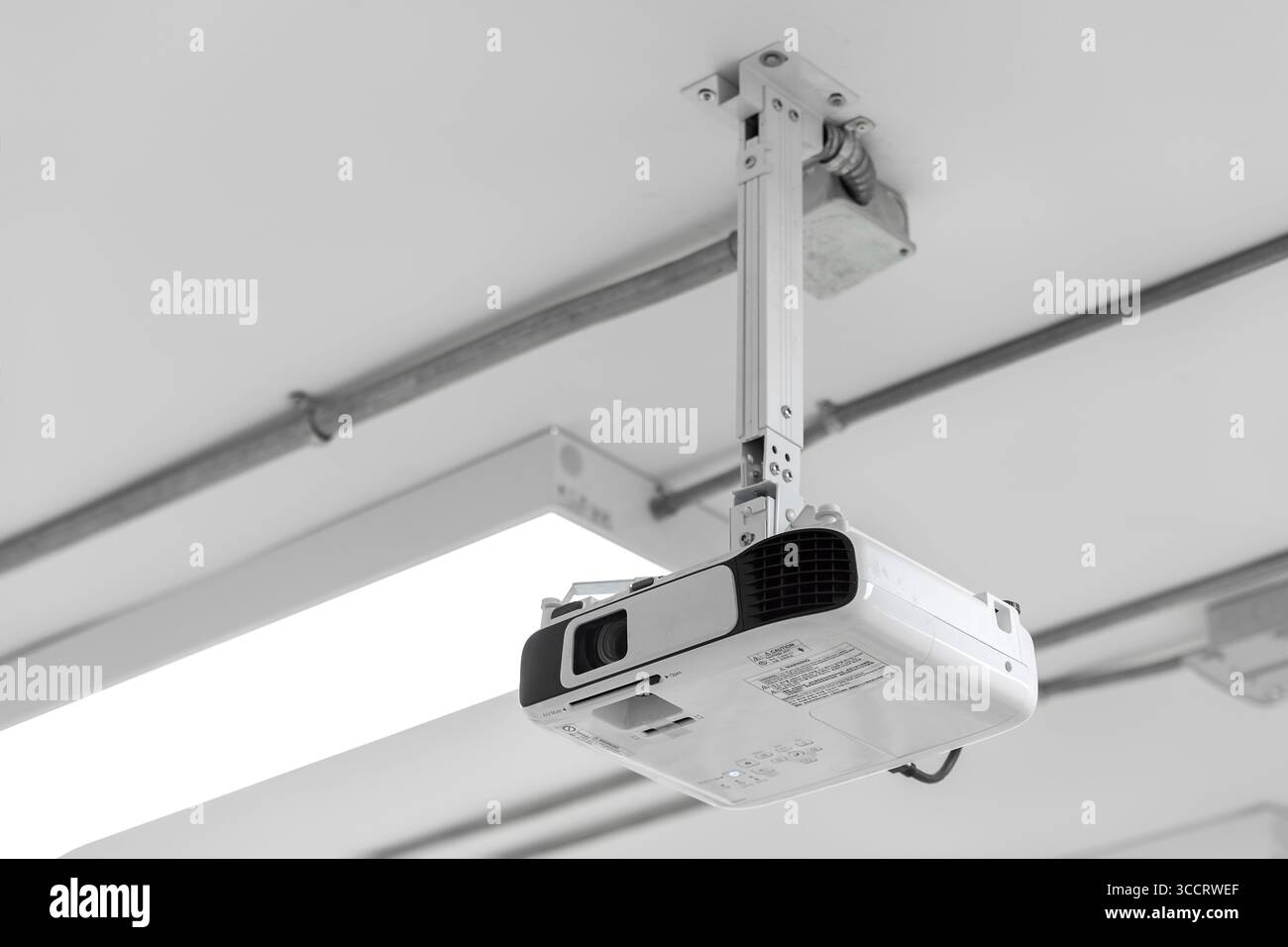 Un rétroprojecteur blanc au plafond à l'intérieur. Banque D'Images