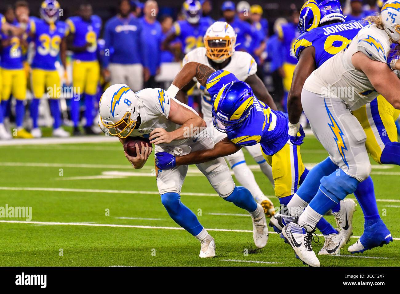 12 août 2023 Inglewood, CA.Los Angeles Rams Safety Tanner Ingle (34) met le quarterback Max Duggan (8) en action au troisième quart-temps lors du match de pré-saison de la NFL contre les Los Angeles Chargers..crédit photo obligatoire : Louis Lopez/Cal Sport Media (crédit image : © Louis Lopez/CSM via ZUMA Press Wire) Banque D'Images