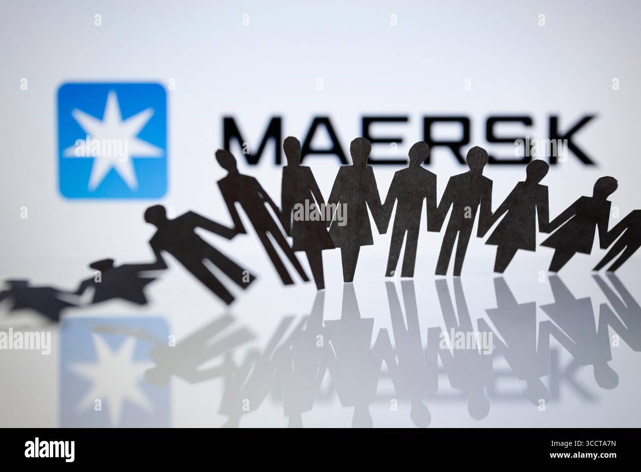 3 novembre 2023, Asuncion, Paraguay : le logo Maersk est affiché derrière la chaîne de figures en papier découpé. Copenhague, Danemark - le groupe maritime A.P. Moller - Maersk a annoncé vendredi son intention de réduire ses effectifs d'au moins 10 000 emplois. ''notre industrie est confrontée à une nouvelle norme avec une demande modérée, des prix de retour en ligne avec les niveaux historiques et des pressions inflationnistes sur notre base de coûts. Depuis l'été, nous avons constaté une surcapacité dans la plupart des régions, déclenchant des baisses de prix et aucune hausse notable du recyclage des navires ou de la marche au ralenti », a déclaré Vincent Clerc, PDG, dans un communiqué. (Crédit image : © Andre M. Chang/ZUMA Pre Banque D'Images