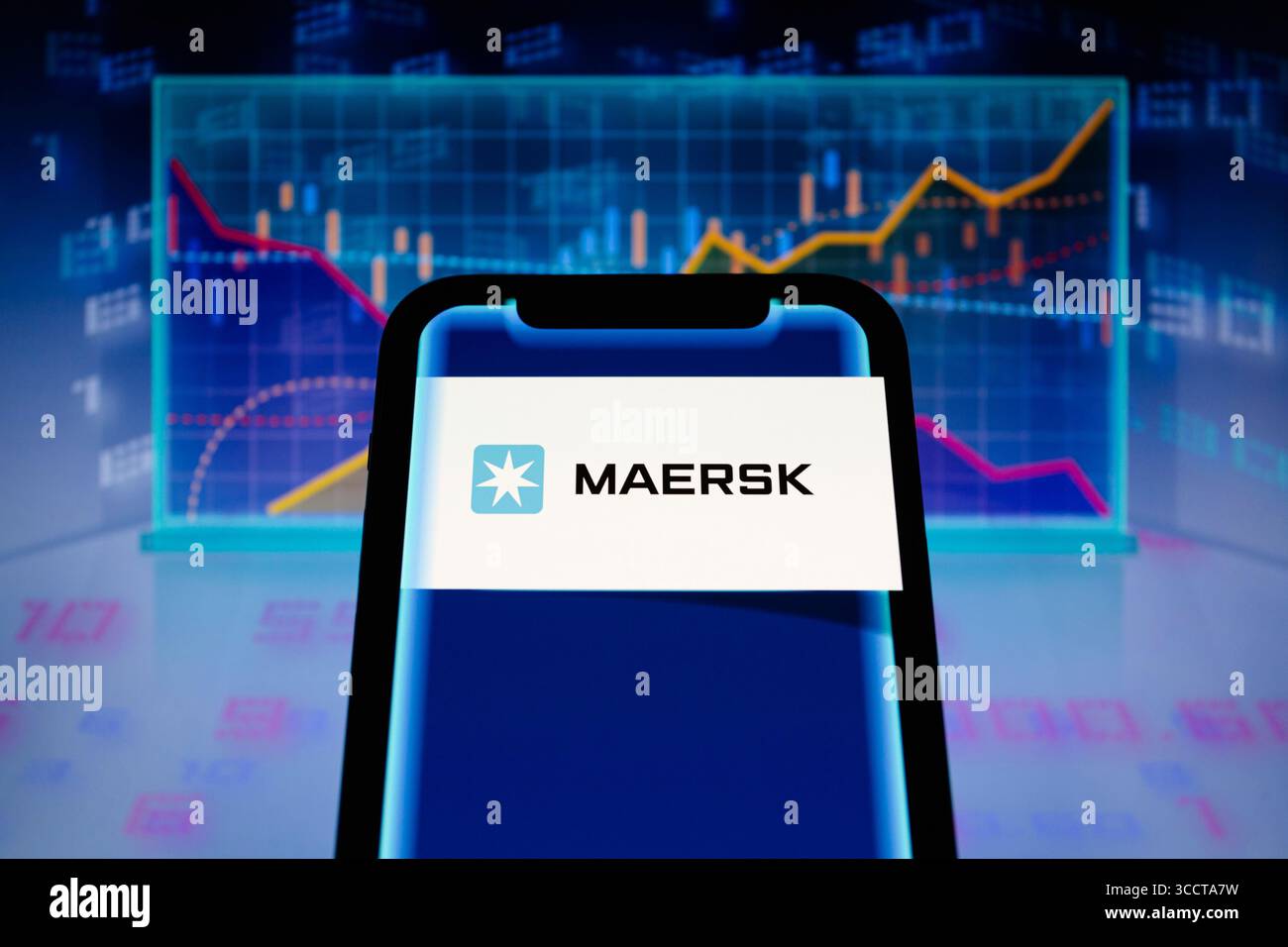 3 novembre 2023, Asuncion, Paraguay : le logo Maersk est affiché sur un smartphone en arrière-plan par une représentation visuelle des graphiques boursiers et linéaires. Copenhague, Danemark - le groupe maritime A.P. Moller - Maersk a annoncé vendredi son intention de réduire ses effectifs d'au moins 10 000 emplois. ''notre industrie est confrontée à une nouvelle norme avec une demande modérée, des prix de retour en ligne avec les niveaux historiques et des pressions inflationnistes sur notre base de coûts. Depuis l'été, nous avons constaté une surcapacité dans la plupart des régions, déclenchant des baisses de prix et aucune hausse notable du recyclage des navires ou de la marche au ralenti », a déclaré Vincent Clerc, PDG, dans un Statemen Banque D'Images