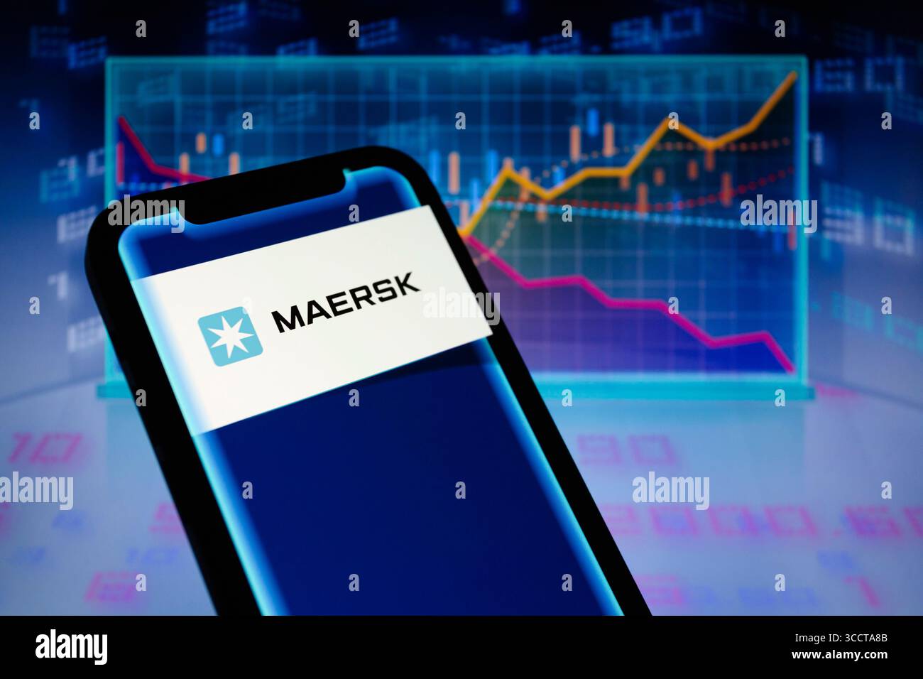 3 novembre 2023, Asuncion, Paraguay : le logo Maersk est affiché sur un smartphone en arrière-plan par une représentation visuelle des graphiques boursiers et linéaires. Copenhague, Danemark - le groupe maritime A.P. Moller - Maersk a annoncé vendredi son intention de réduire ses effectifs d'au moins 10 000 emplois. ''notre industrie est confrontée à une nouvelle norme avec une demande modérée, des prix de retour en ligne avec les niveaux historiques et des pressions inflationnistes sur notre base de coûts. Depuis l'été, nous avons constaté une surcapacité dans la plupart des régions, déclenchant des baisses de prix et aucune hausse notable du recyclage des navires ou de la marche au ralenti », a déclaré Vincent Clerc, PDG, dans un Statemen Banque D'Images