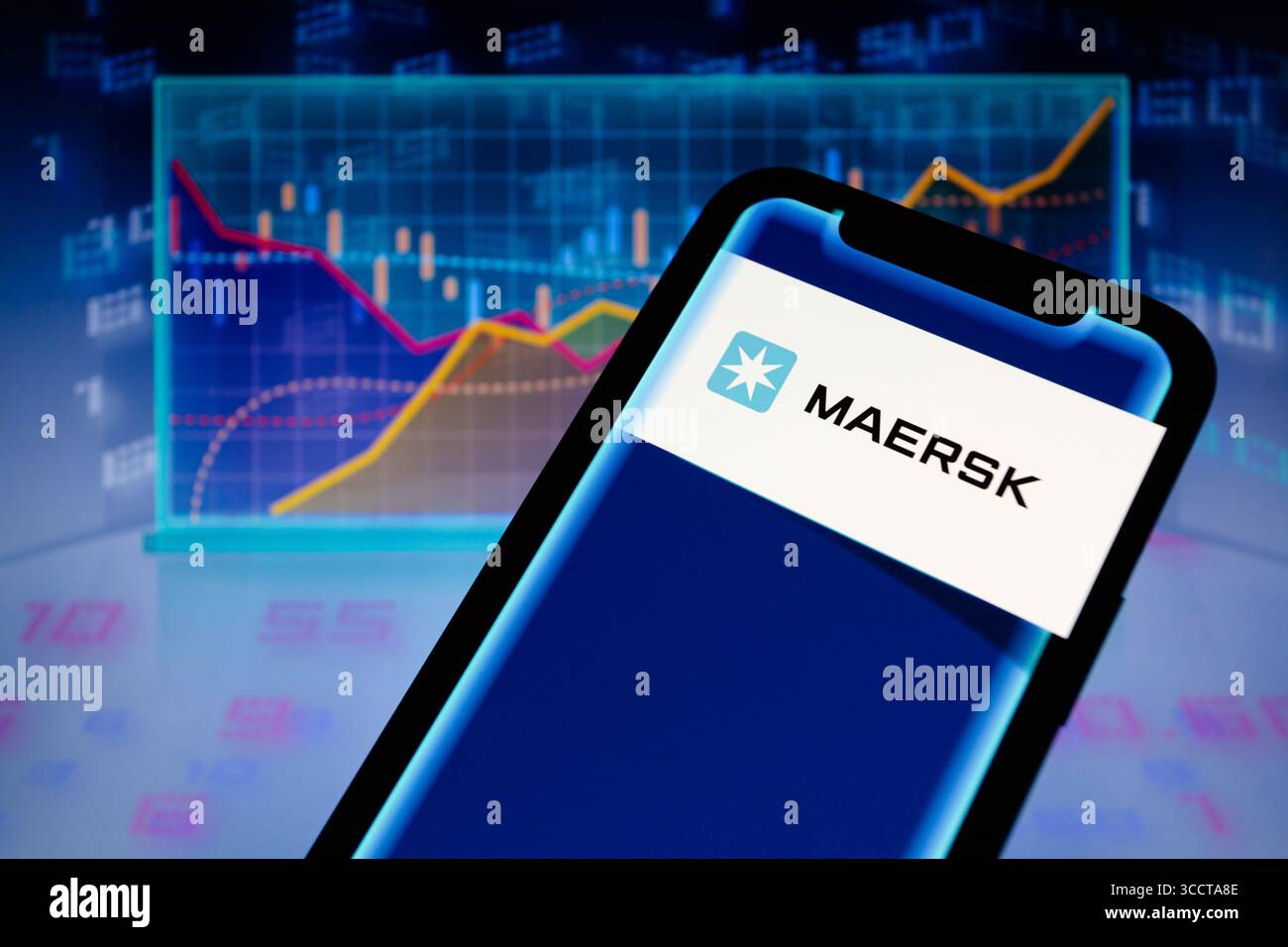 3 novembre 2023, Asuncion, Paraguay : le logo Maersk est affiché sur un smartphone en arrière-plan par une représentation visuelle des graphiques boursiers et linéaires. Copenhague, Danemark - le groupe maritime A.P. Moller - Maersk a annoncé vendredi son intention de réduire ses effectifs d'au moins 10 000 emplois. ''notre industrie est confrontée à une nouvelle norme avec une demande modérée, des prix de retour en ligne avec les niveaux historiques et des pressions inflationnistes sur notre base de coûts. Depuis l'été, nous avons constaté une surcapacité dans la plupart des régions, déclenchant des baisses de prix et aucune hausse notable du recyclage des navires ou de la marche au ralenti », a déclaré Vincent Clerc, PDG, dans un Statemen Banque D'Images