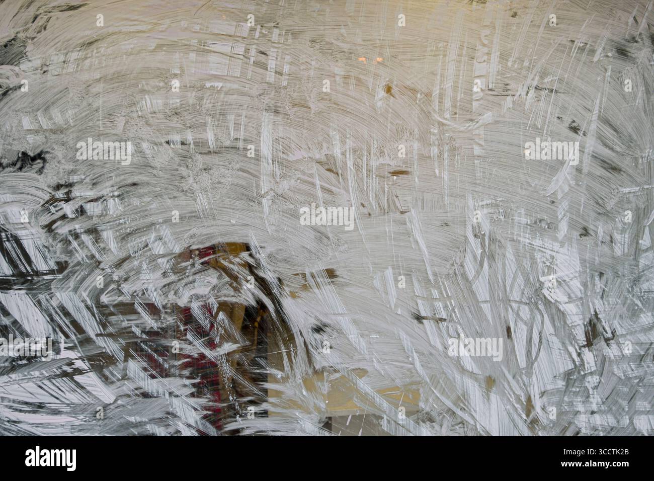 Fenêtre recouverte de substance blanche, High Street, Édimbourg, Écosse, Royaume-Uni Banque D'Images