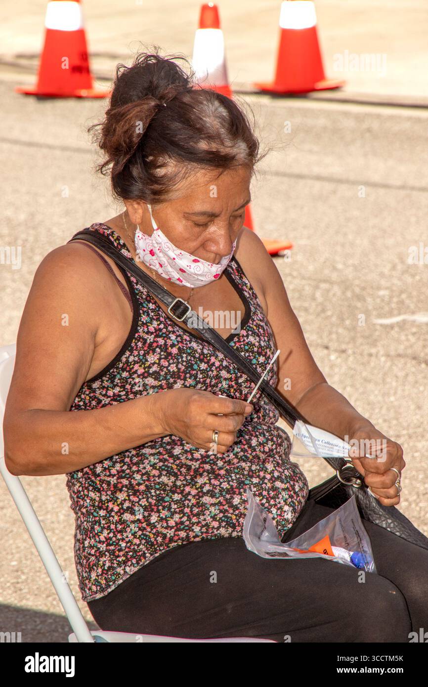 1er septembre 2020 : une femme hispanique se prépare à s’auto-administrer un test gratuit de dépistage du coronavirus dans une rue de Santa Ana, EN CALIFORNIE (crédit image : © Spencer Grant/ZUMA Press Wire) Banque D'Images