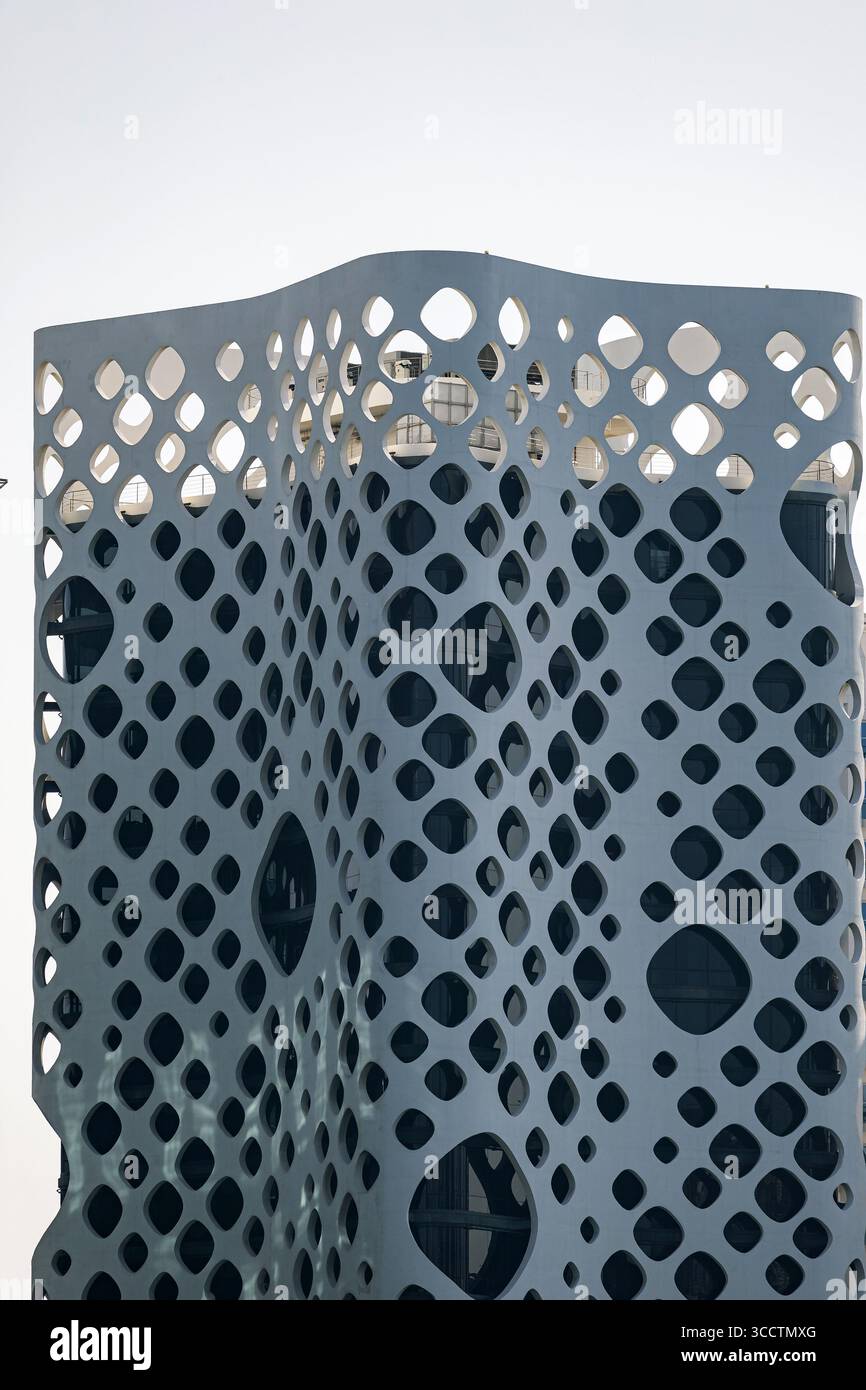 Bâtiment insolite, architecture moderne. O-14 gratte-ciel de bureaux de la tour de base situé dans Business Bay à Dubaï. Émirats arabes Unis - 1 nov 2023 Banque D'Images