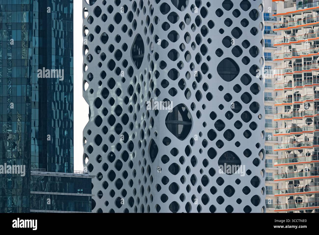 Bâtiment insolite, architecture moderne. O-14 gratte-ciel de bureaux de la tour de base situé dans Business Bay à Dubaï. Émirats arabes Unis - 1 nov 2023 Banque D'Images