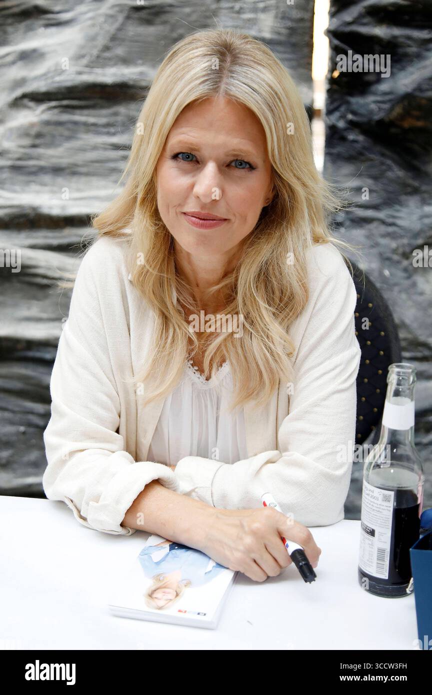 Miriam Lahnstein beim Fantreffen zur RTL TV Serie Unter uns im Coloneum. Köln, 11.08.2025 *** Miriam Lahnstein à la réunion des fans de la série télévisée RTL Unter uns au Coloneum Cologne, 11 08 2025 Foto:xAgenturxWehnertx/xGränzdörferx/xFuturexImagex unter uns 5811 Banque D'Images
