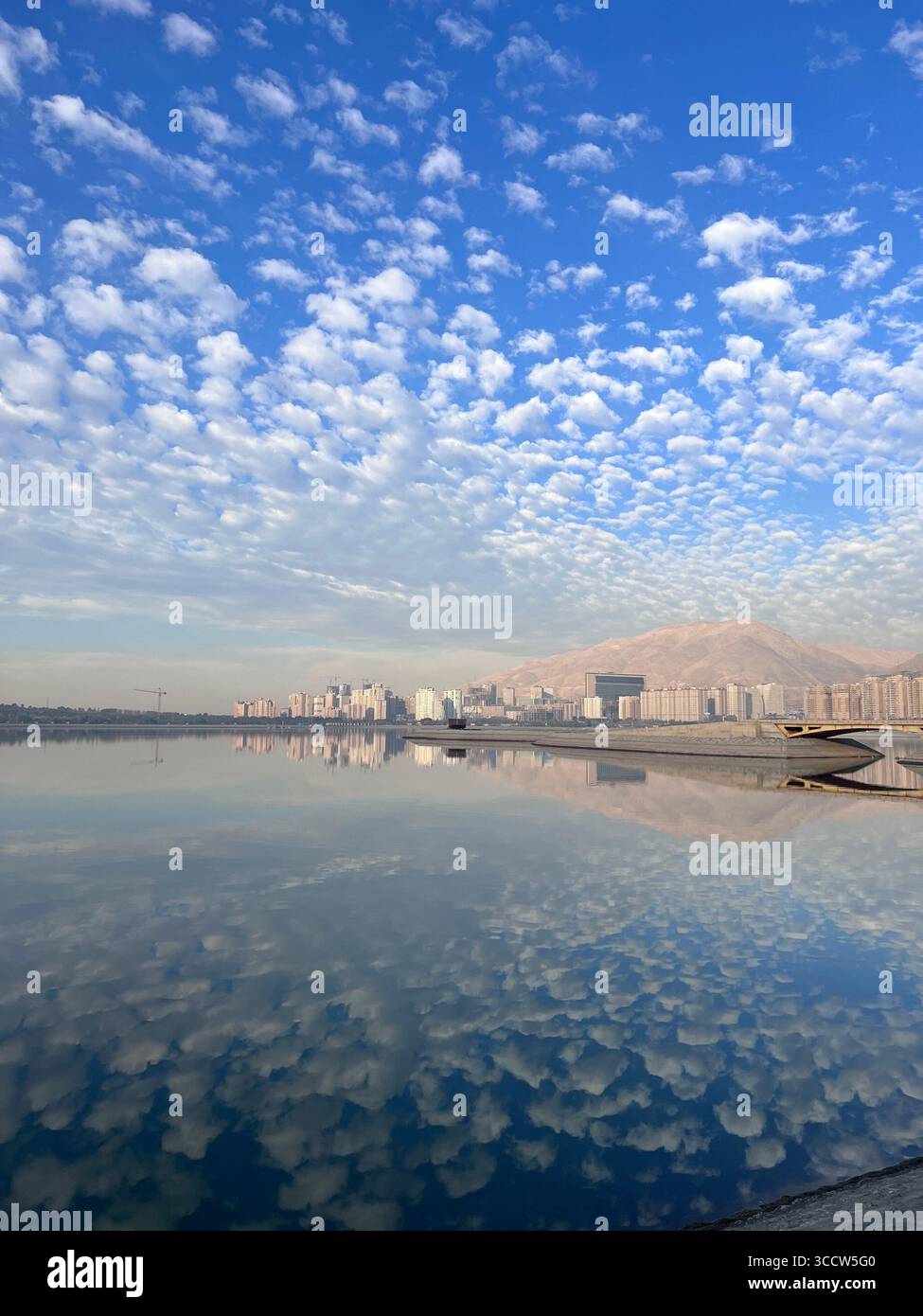 Une vue panoramique du lac Chitgar à l'ouest de Téhéran, Iran, montrant l'eau calme reflétant le ciel bleu. Banque D'Images