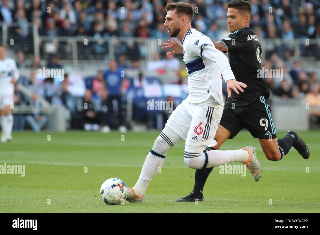 10 octobre 2022, St Paul, Minnesota, États-Unis : le défenseur des Whitecaps de Vancouver Tristan Blackmon (6) porte la balle alors qu'il est poursuivi par l'attaquant du Minnesota United Luis Amarilla (9) lors du match opposant le Minnesota United FC aux Whitecaps de Vancouver à Allianz Field. Crédit obligatoire : Bruce Fedyck Zuma Press (crédit image : © Bruce Fedyck/ZUMA Press Wire) Banque D'Images