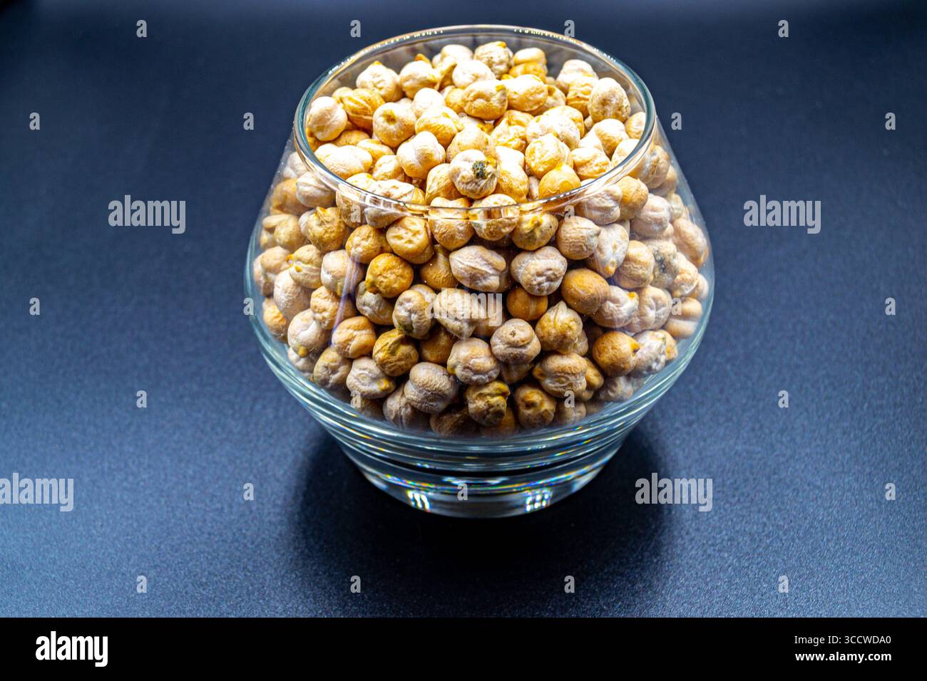 Belles fèves de pois chiches séchées biologiques composées de pois légumineux bengale crus. Graines de pois légumineuses égyptiennes sèches ceci est un ingrédient alimentaire savoureux de pois chiches Be Banque D'Images