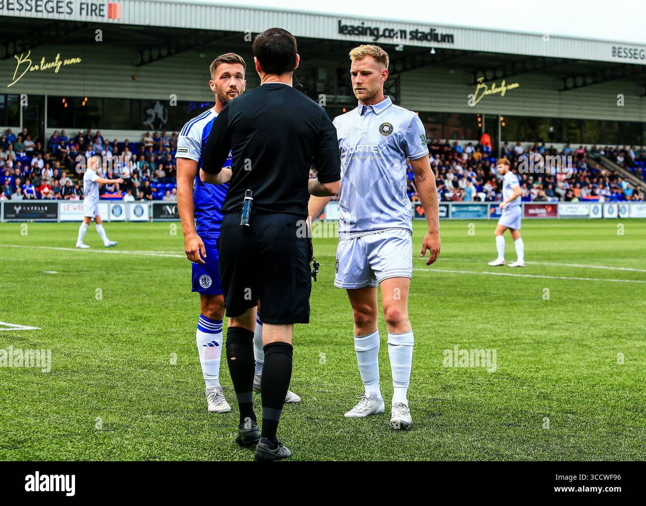 L'arbitre Michael Crusham parle à Vaughan Redford de Worksop Town et Paul Dawson de Macclesfield lors du pari de match de l'Enterprise National League North Banque D'Images