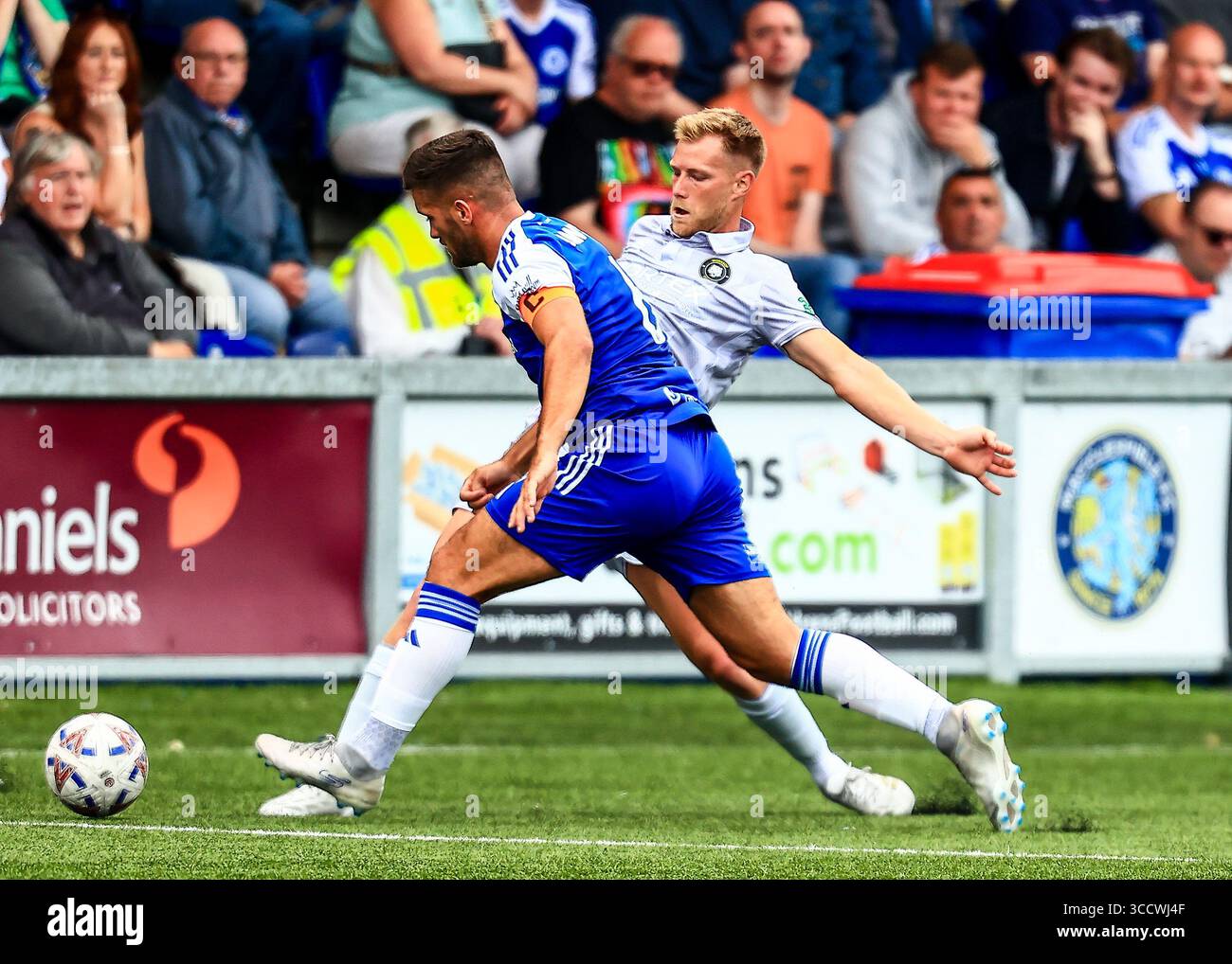 Paul Dawson de Macclesfield est attaqué par Vaughan Redford de Worksop Town lors du match de l'Enterprise National League North entre Macclesfield et WO Banque D'Images