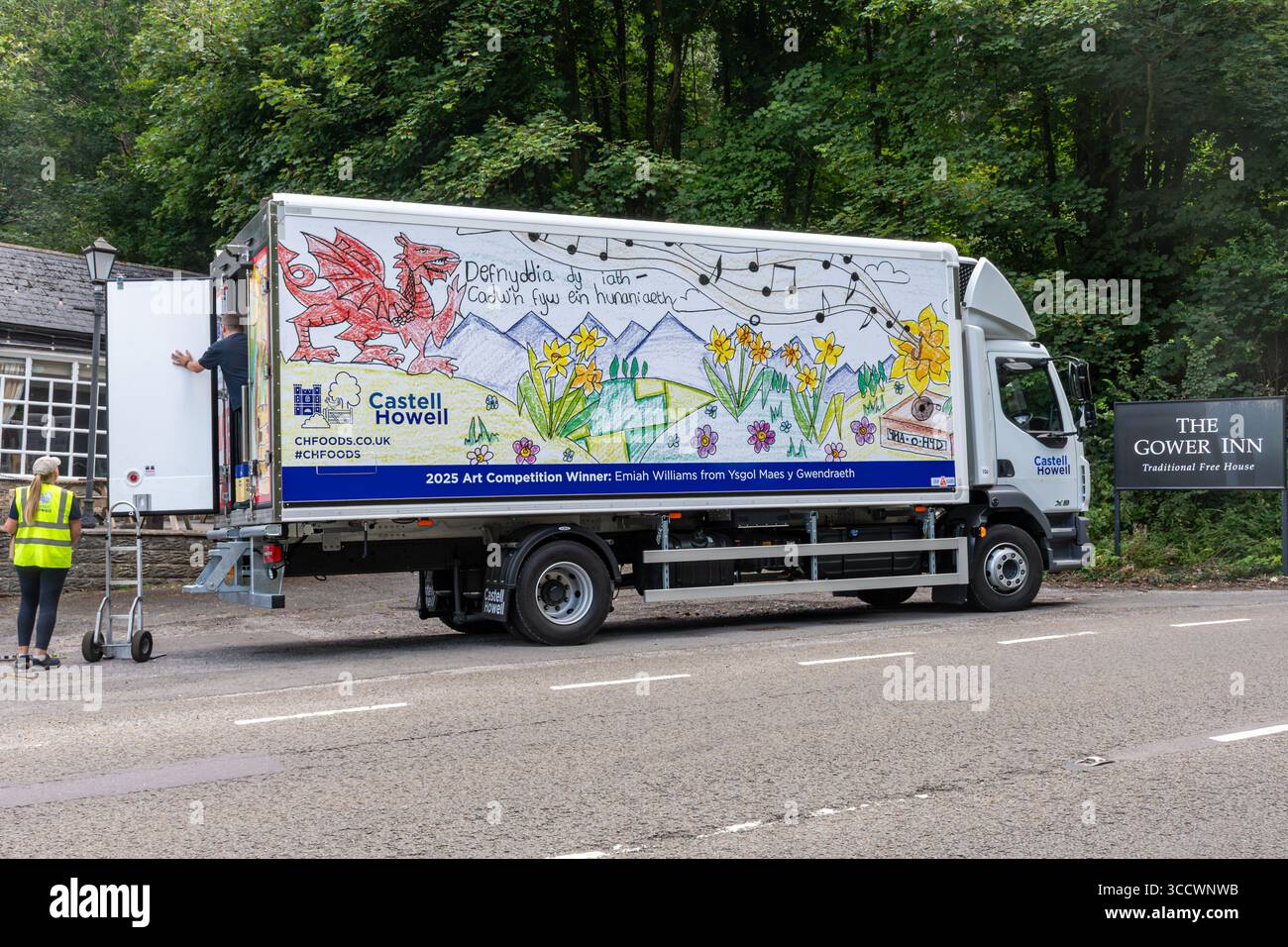 Castell Howell grossiste en nourriture camion ou fourgonnette livrant au pub Gower Inn sur la péninsule de Gower, pays de Galles du Sud, Royaume-Uni Banque D'Images