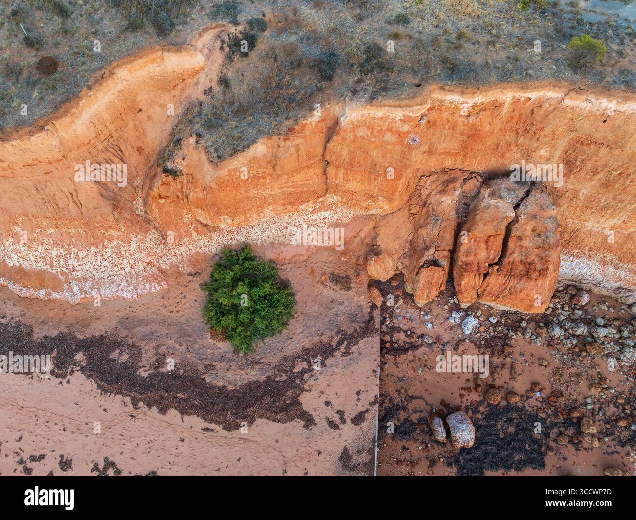Vue aérienne donnant sur une falaise abrupte sur une plage rocheuse en contrebas à Ardrossan sur la péninsule de Yorke en Australie méridionale. Banque D'Images