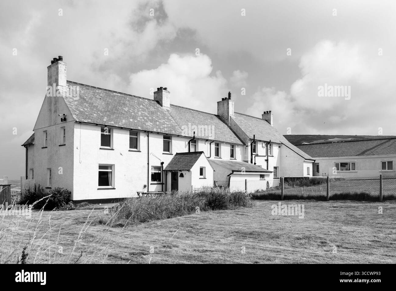 Cottages des garde-côtes surplombant la plage de Rhossili Bay et le promontoire appartenant au National Trust, péninsule de Gower, pays de Galles du Sud, Royaume-Uni Banque D'Images
