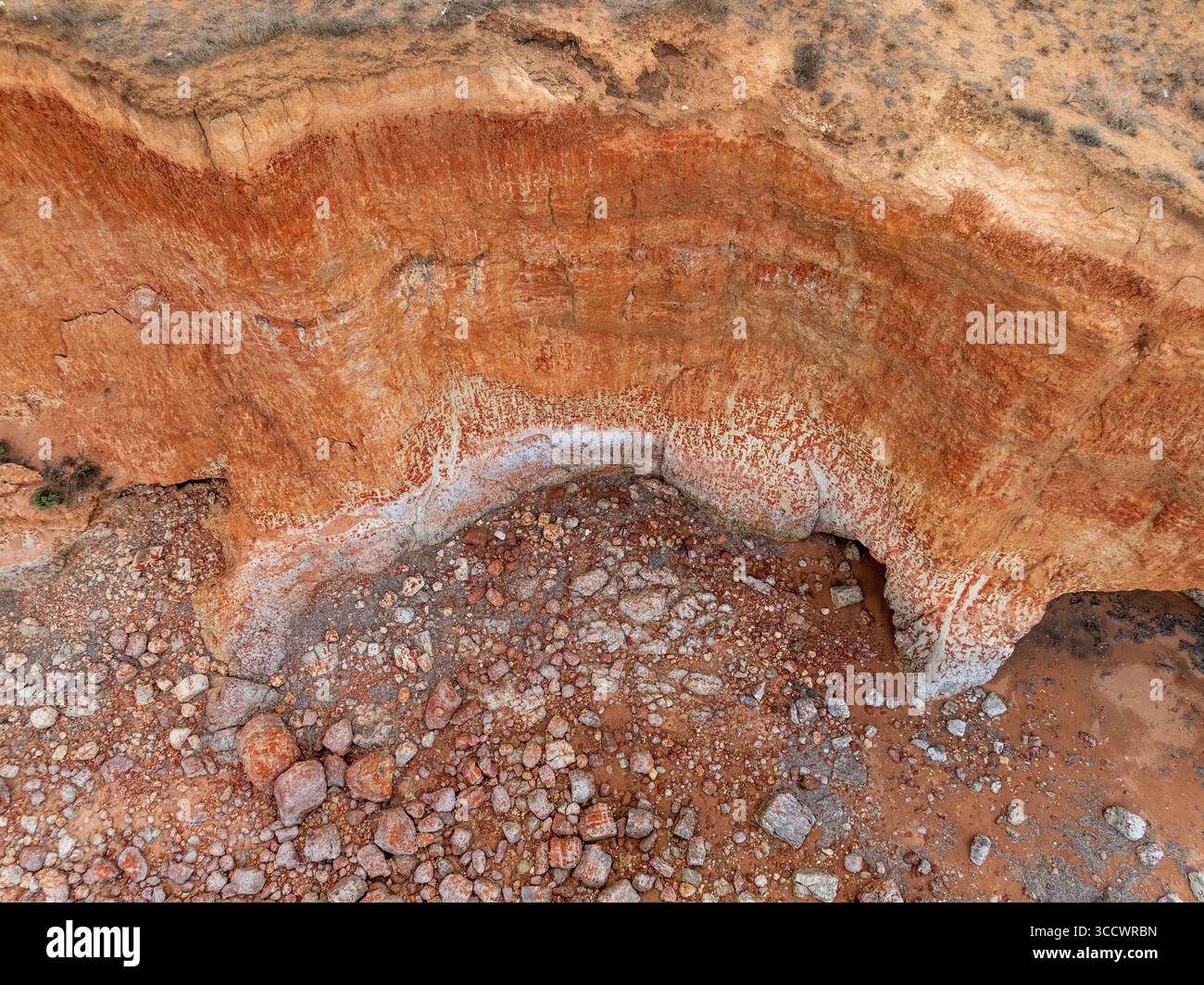 Vue aérienne donnant sur une falaise abrupte sur une plage rocheuse en contrebas à Ardrossan sur la péninsule de Yorke en Australie méridionale. Banque D'Images