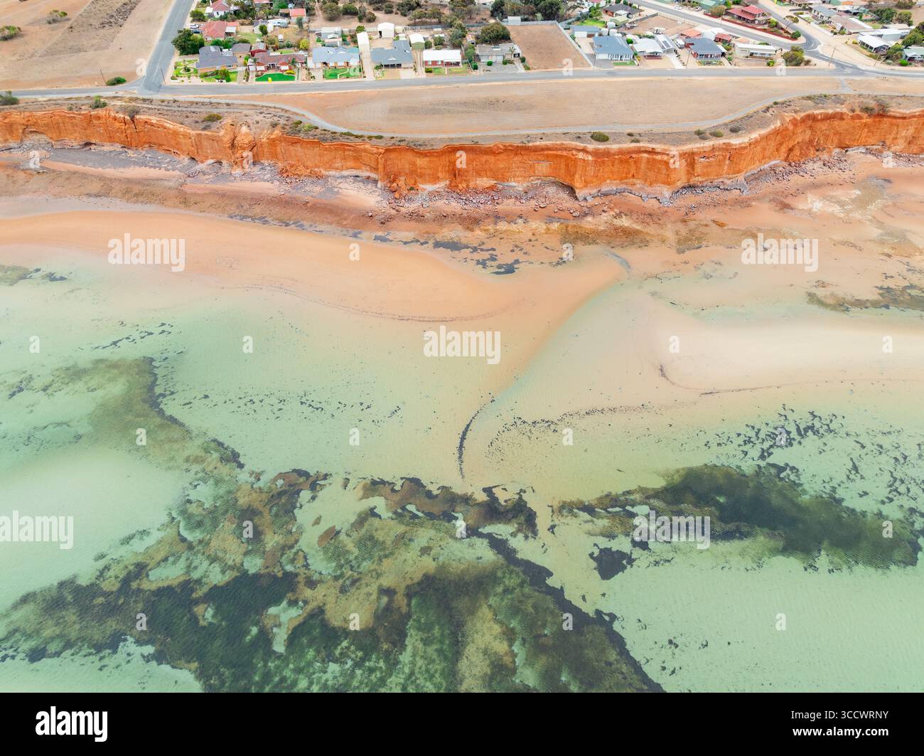 Vue aérienne de la falaise au-dessus d'une plage de sable à marée basse à Ardrossan sur la péninsule de Yorke en Australie méridionale. Banque D'Images