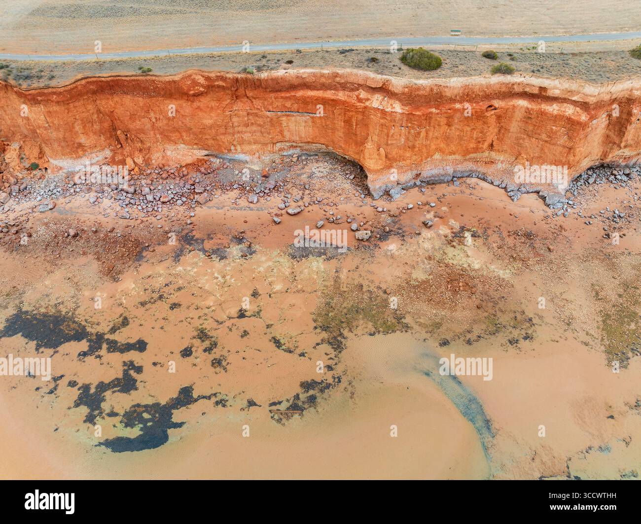 Vue aérienne donnant sur une falaise abrupte sur une plage rocheuse en contrebas à Ardrossan sur la péninsule de Yorke en Australie méridionale. Banque D'Images