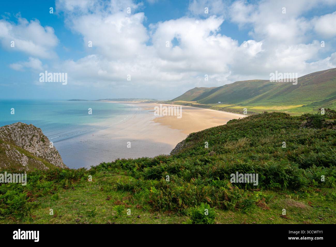 Vue panoramique sur la plage de Rhossili Bay depuis Rhossili promontoire, un endroit magnifique sur la péninsule de Gower, au sud du pays de Galles, Royaume-Uni, en été Banque D'Images