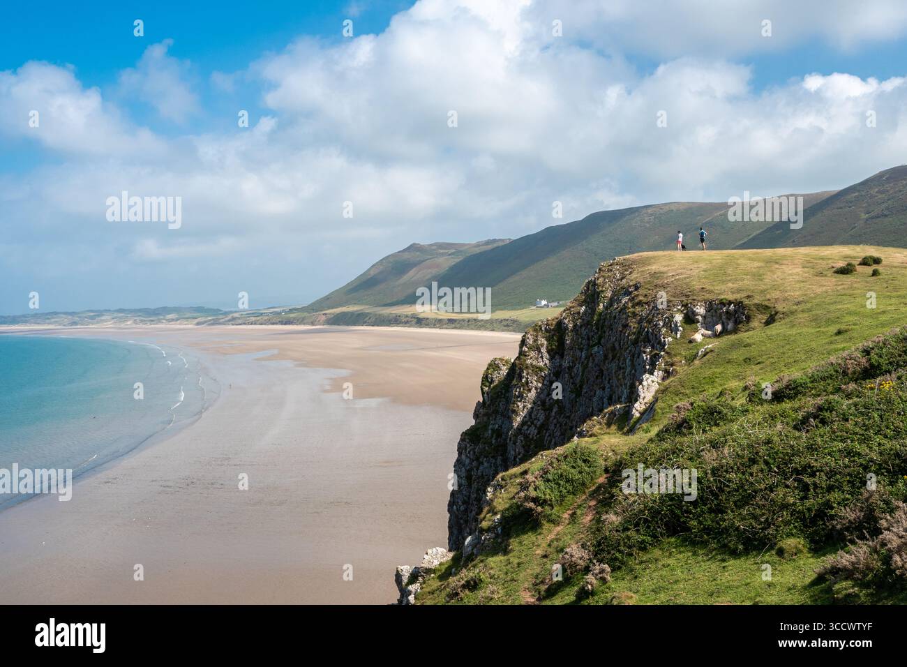 Vue panoramique sur la plage de Rhossili Bay depuis Rhossili promontoire, un endroit magnifique sur la péninsule de Gower, au sud du pays de Galles, Royaume-Uni, en été Banque D'Images