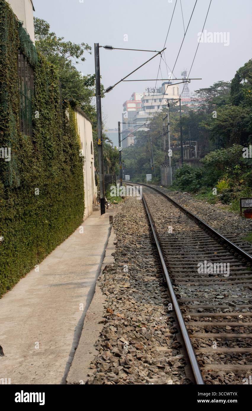 KOLKATA, BENGALE OCCIDENTAL, INDE - 15 FÉVRIER 2024 voies ferrées à côté du flotteur Polo Banque D'Images