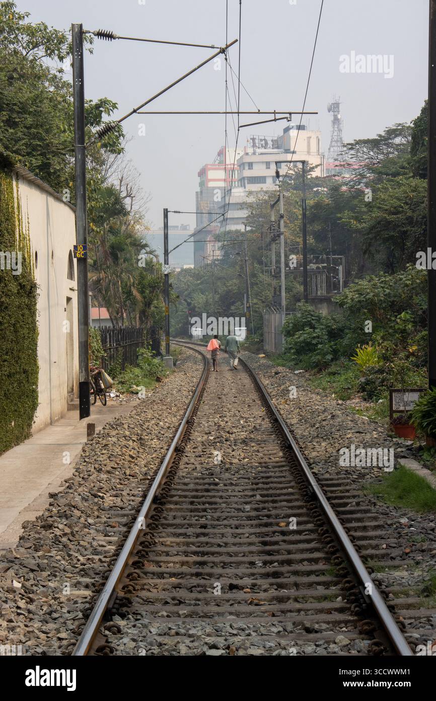 KOLKATA, BENGALE OCCIDENTAL, INDE - 15 FÉVRIER 2024 voies ferrées à côté du flotteur Polo Banque D'Images