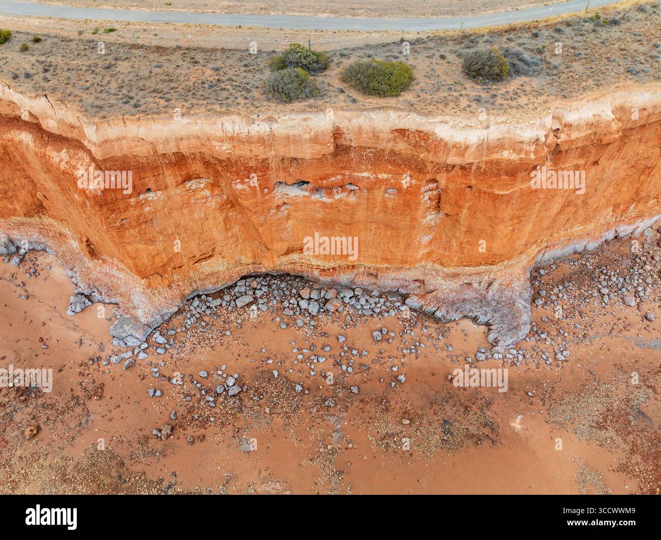 Vue aérienne donnant sur une falaise abrupte sur une plage rocheuse en contrebas à Ardrossan sur la péninsule de Yorke en Australie méridionale. Banque D'Images