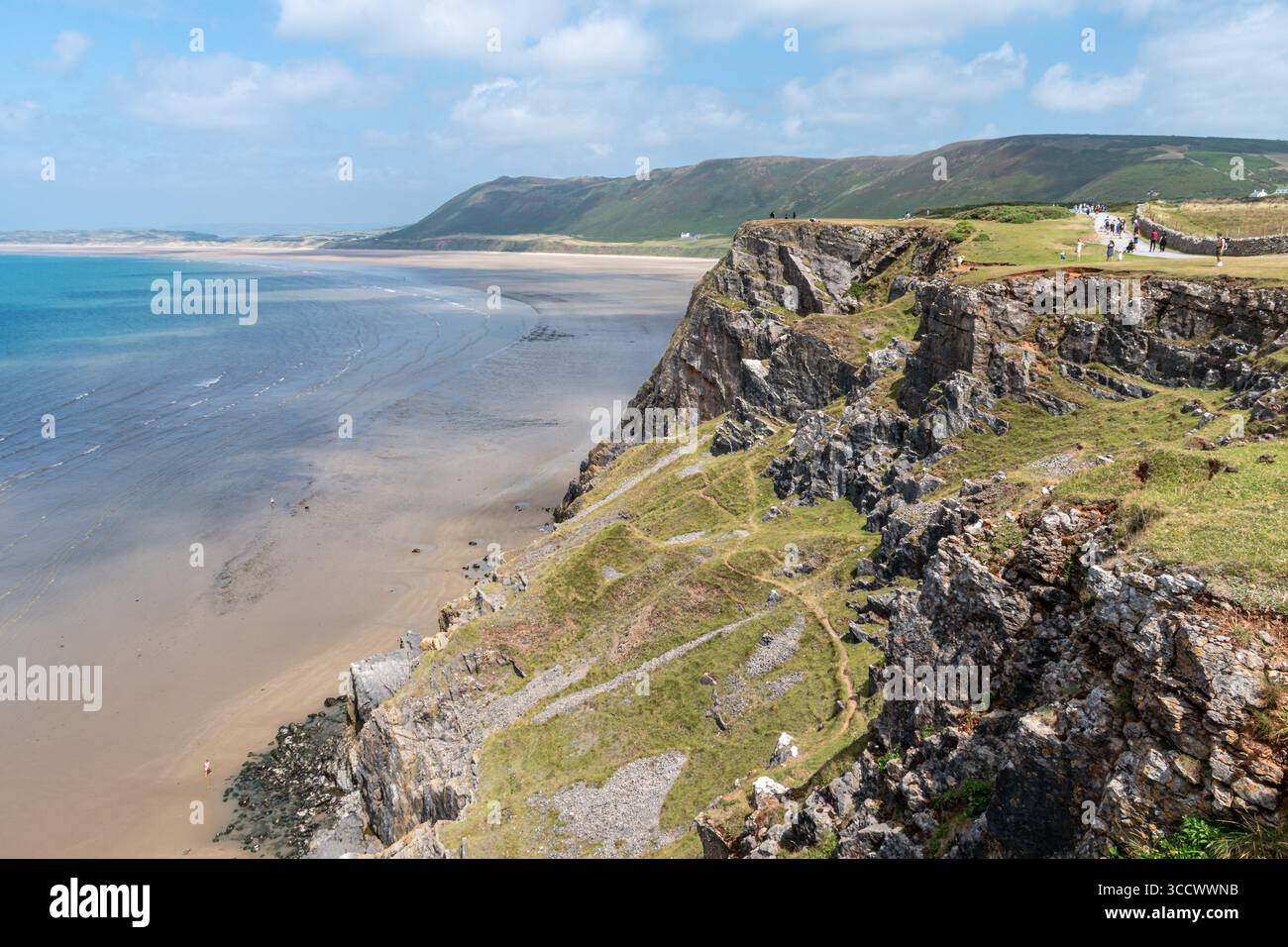 Vue panoramique sur la plage de Rhossili Bay depuis Rhossili promontoire, un endroit magnifique sur la péninsule de Gower, au sud du pays de Galles, Royaume-Uni, en été Banque D'Images