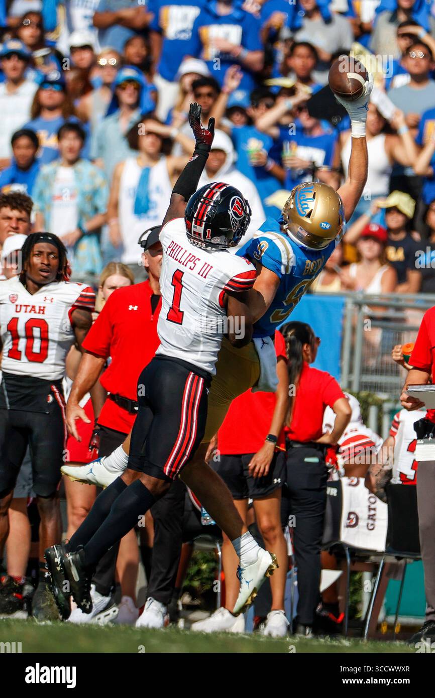 8 octobre 2022, Pasadena, États-Unis : le cornerback Clark Phillips III de l'Utah (1) présente une passe destinée au récepteur Wide de l'UCLA Jake Bobo (9) lors d'un match de football universitaire de la NCAA samedi 8 octobre 2022, à Pasadena, Calif. (Crédit image : © Ringo Chiu/ZUMA Press Wire) Banque D'Images