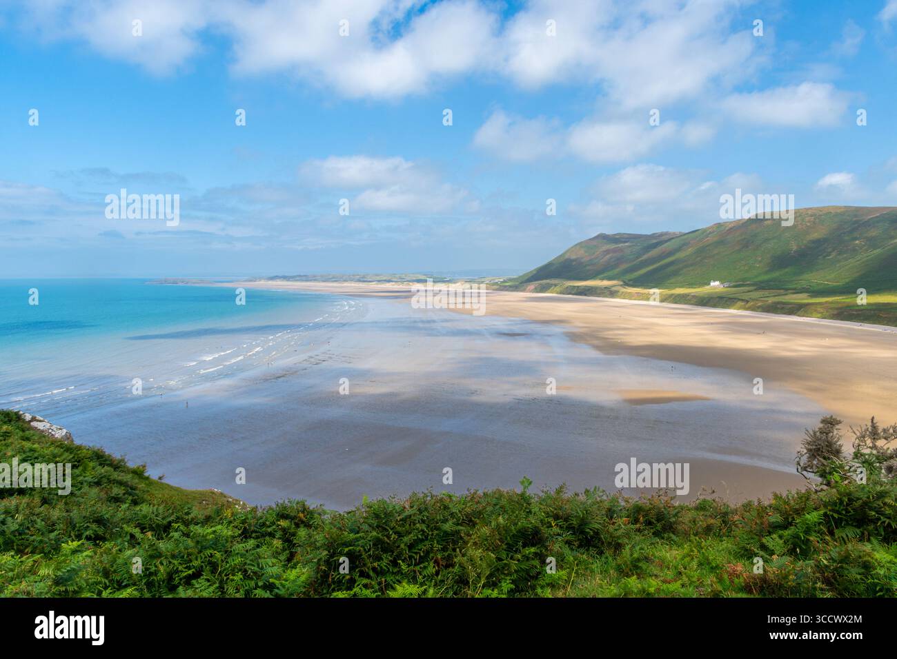 Vue panoramique sur la plage de Rhossili Bay depuis Rhossili promontoire, un endroit magnifique sur la péninsule de Gower, au sud du pays de Galles, Royaume-Uni, en été Banque D'Images