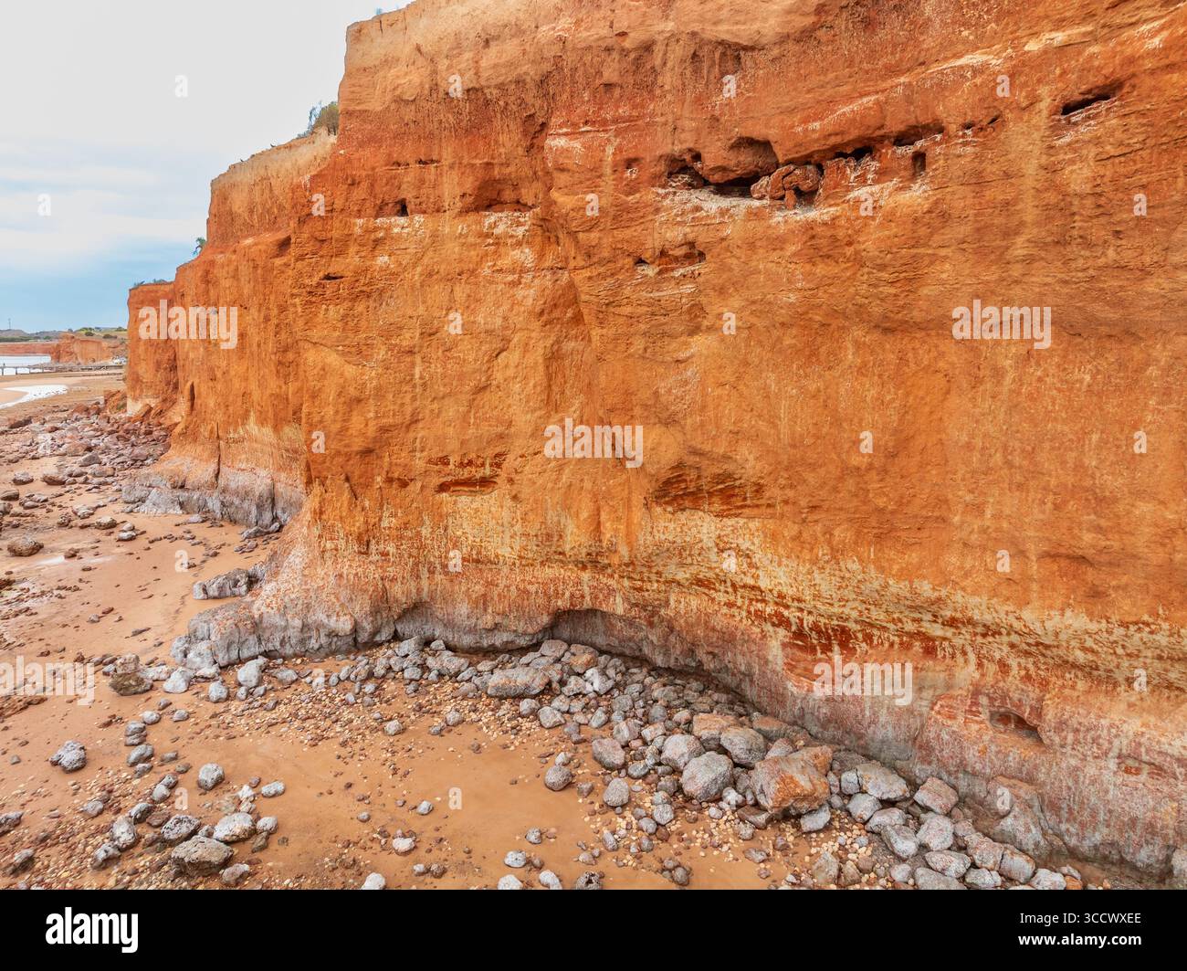 Vue aérienne le long d'une falaise abrupte avec des rochers et des algues sur la plage ci-dessous à Ardrossan sur la péninsule de Yorke en Australie méridionale. Banque D'Images