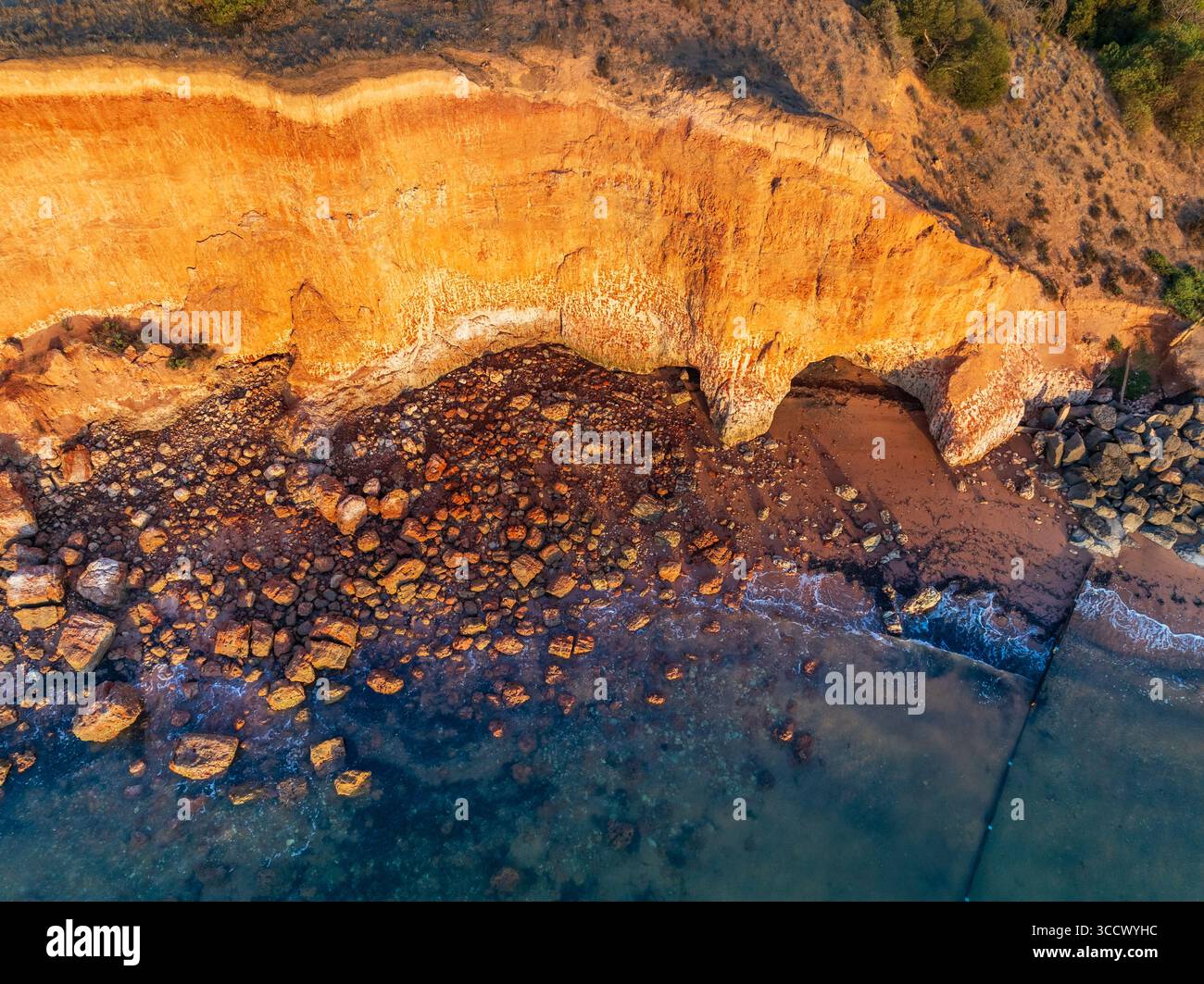 Vue aérienne donnant sur une falaise abrupte sur une plage rocheuse en contrebas à Ardrossan sur la péninsule de Yorke en Australie méridionale. Banque D'Images