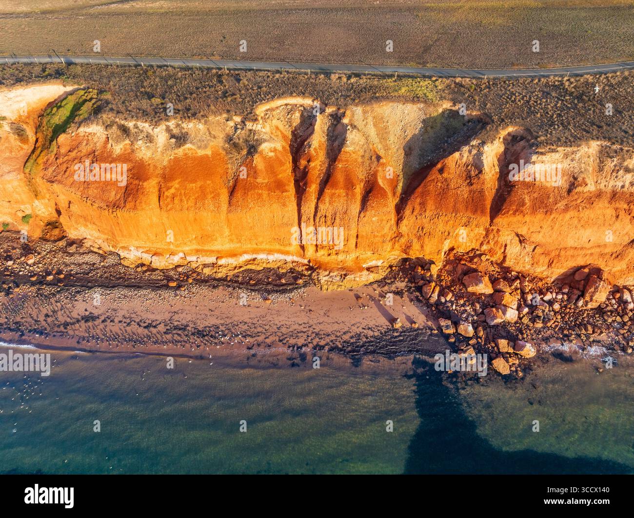 Vue aérienne donnant sur une falaise abrupte sur une plage rocheuse en contrebas à Ardrossan sur la péninsule de Yorke en Australie méridionale. Banque D'Images