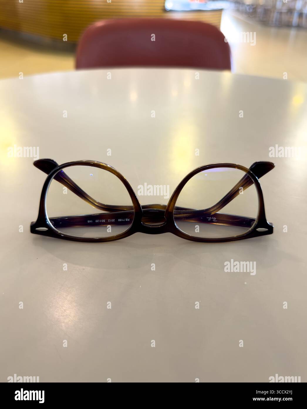 Paire de lunettes de coquille de tortue brune, lunettes, pour une personne à courte vue assise pliée sur une table de café Banque D'Images