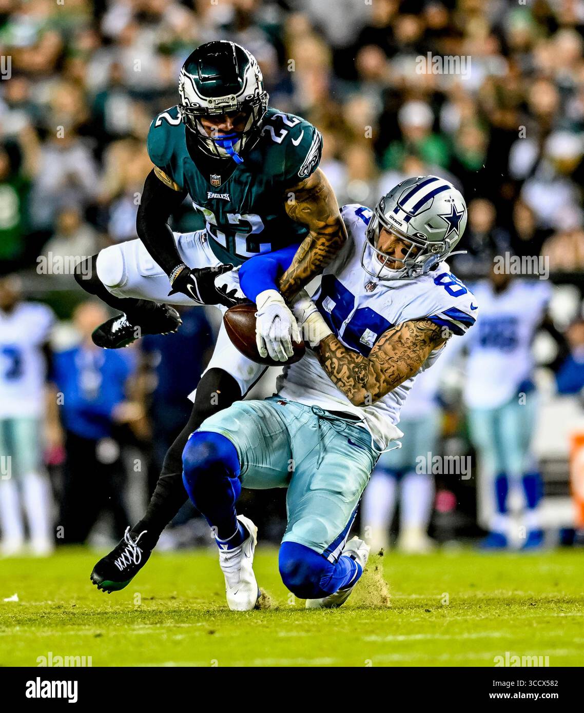 16 octobre 2022, Philadelphie, PA, États-Unis : 16 octobre 2022 : Marcus Epps (22 ans) et Peyton Hendershot (89 ans) se battent pour le contrôle du ballon sur une passe du quarterback Cooper Rush (10 ans) lors du match de football NFL entre les Cowboys de Dallas et les Eagles de Philadelphie au Lincoln Financial Field à Philadelphie, Pennsylvanie. Scott Serio/Cal Sport Media (crédit image : © Scott Serio/CSM via ZUMA Press Wire) Banque D'Images