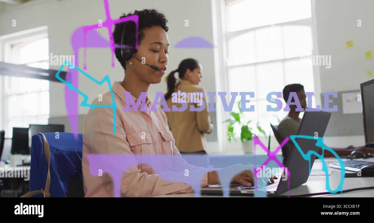 Agent d'appel tapant portant une chemise rose et un casque au bureau, avec superposition de VENTE MASSIVE, espace de copie Banque D'Images